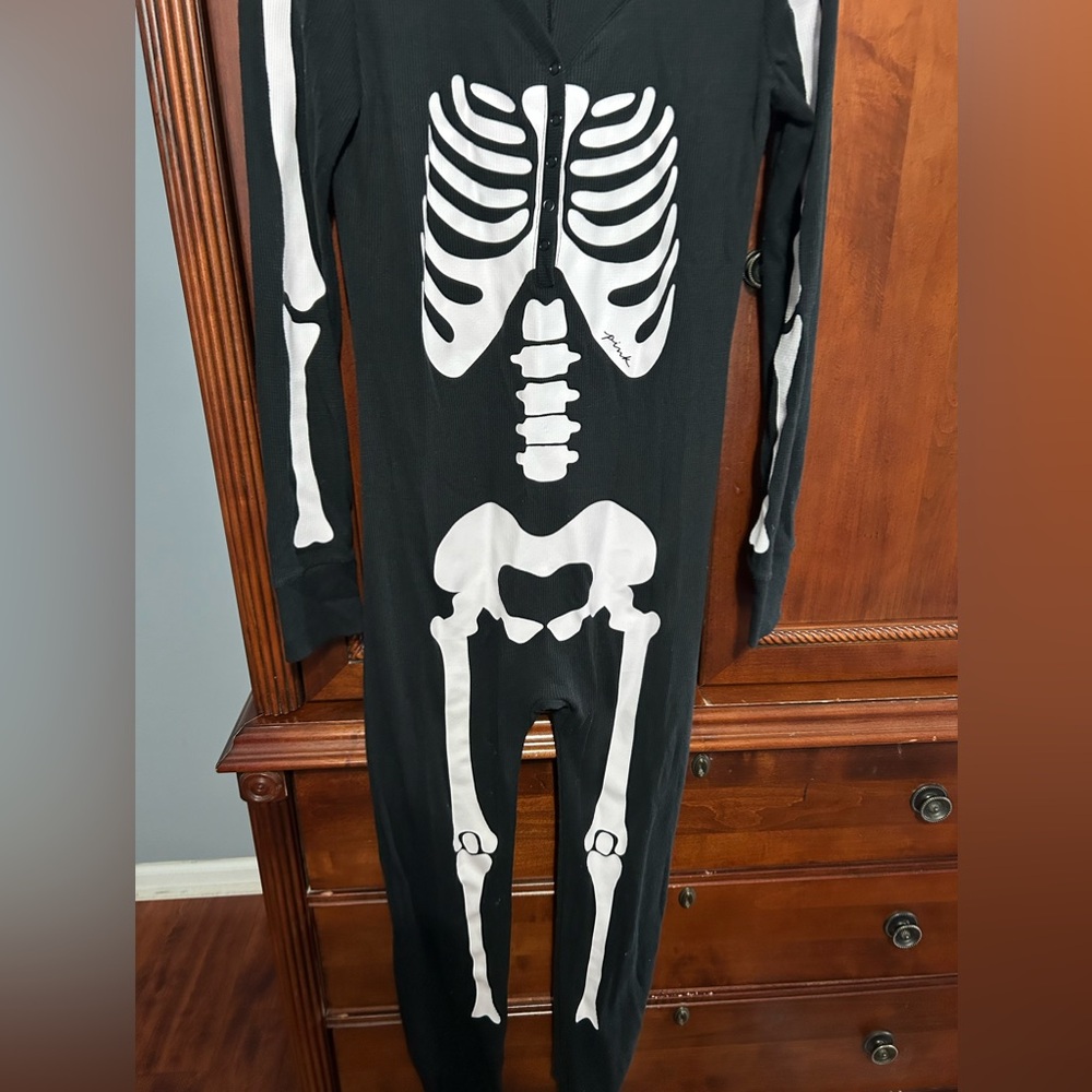Pink skeleton one piece with snaps. Super cozy. Worn once. Size medium